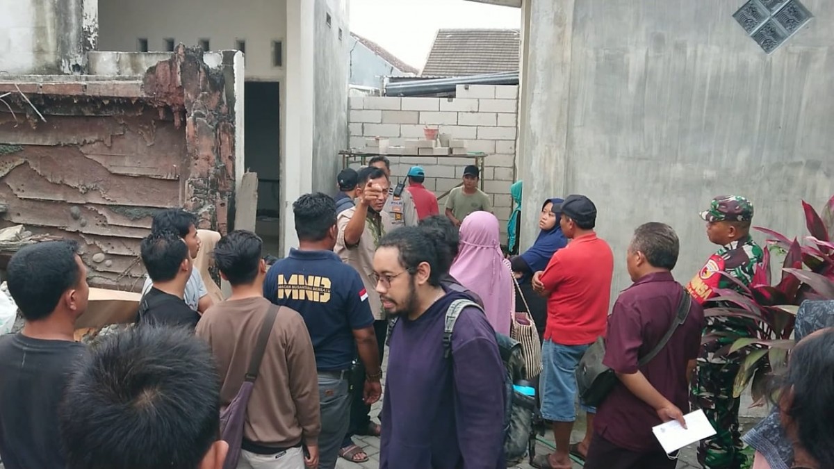 Tembok yang dibangun warga menutup akses jalan masuk dua warga di Desa Beji, Kecamatan Boyolangu, Tulungagung. (foto: Bramanta Pamungkas/jatimnow.com)