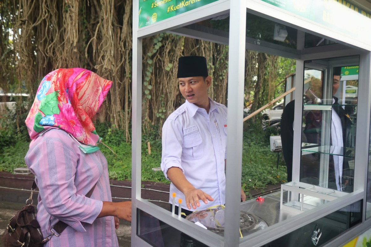 Bupati Trenggalek, Mochamad Nur Arifin saat menghadiri penyaluran gerobak pelaku UMKM di sela BAZNAZ Award. (foto: Kominfo Trenggalek for jatimnow.com)