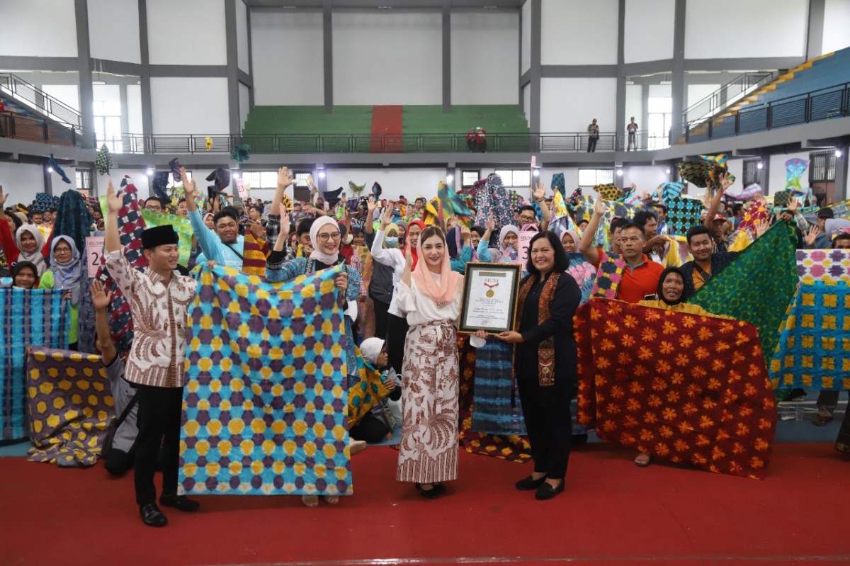 Pemecahan Rekor MURI pembuatan Batik Shibori terbanyak oleh penyandang disabilitas di Trenggalek (Foto-foto: Prokopim Trenggalek)