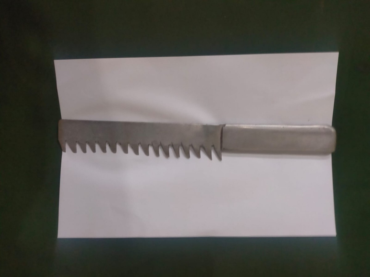 Senjata tajam yang dipakai pelaku membacok pelajar SMK di Surabaya (Foto: Polsek Tambaksari for jatimnow.com)