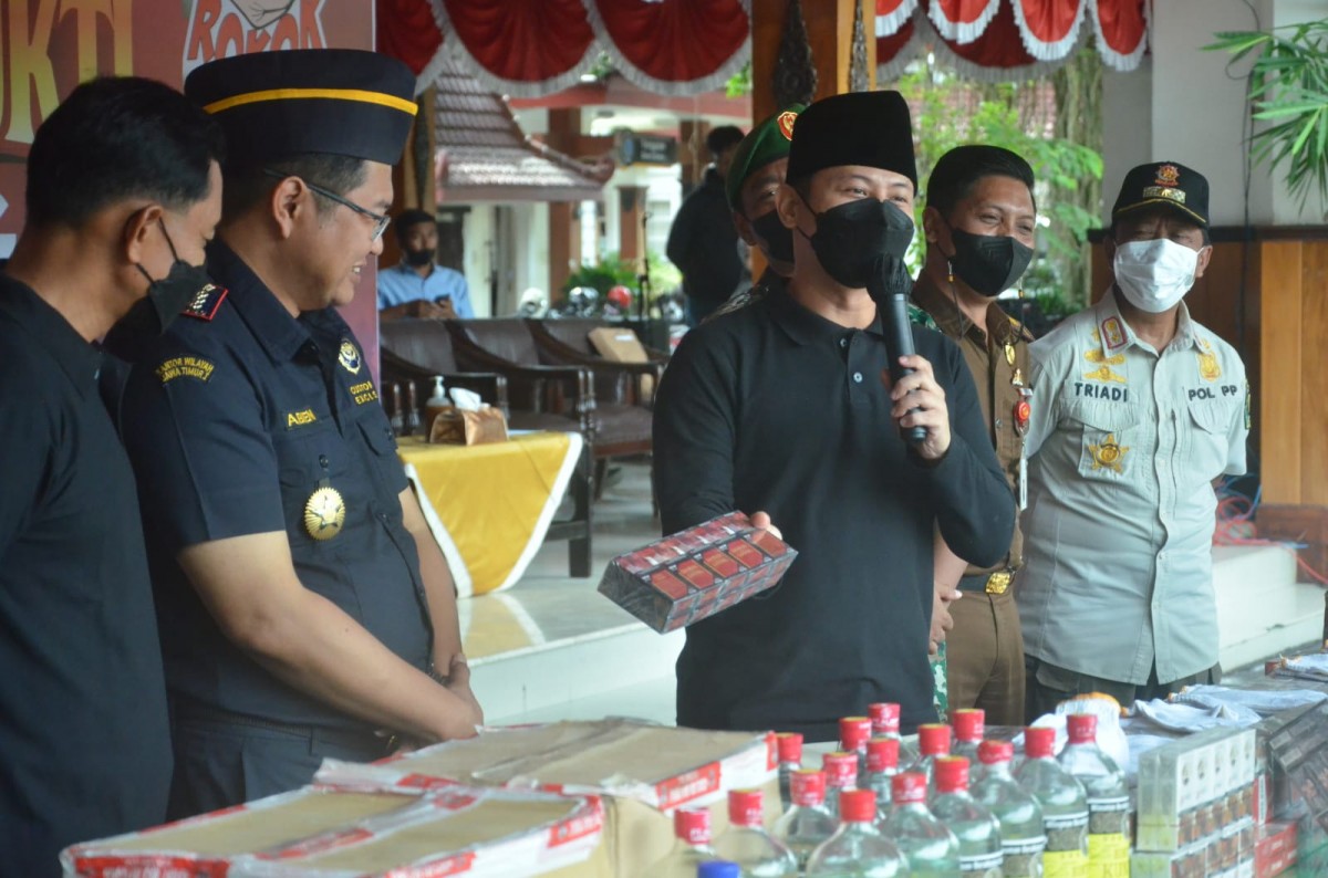 Bupati Trenggalek, Mochamad Nur Arifin (Mas Ipin) saat memusnahkan rokok ilegal (Foto: Dok. Kominfo Trenggalek)