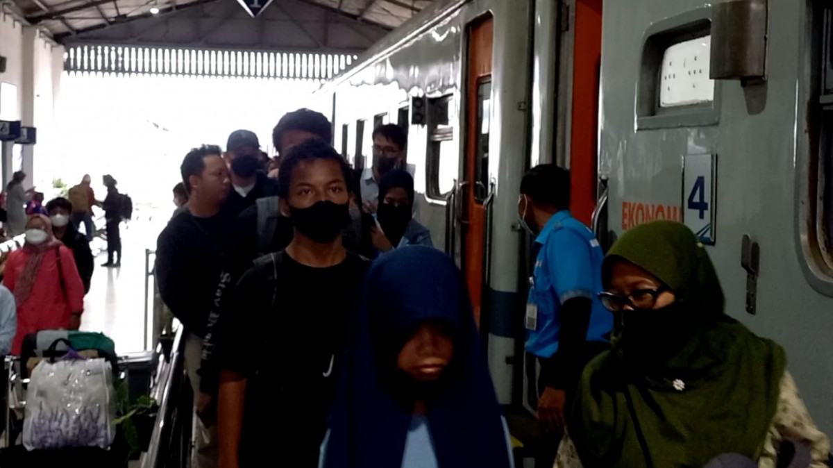 Penumpang yang turun di Stasiun Tulungagung (Foto: Bramanta Pamungkas/jatimnow.com)