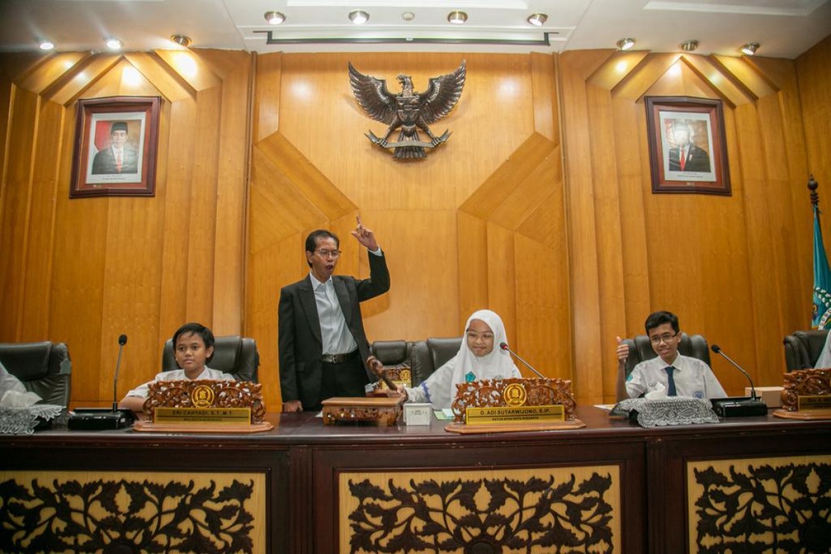 Ketua DPRD Surabaya, Adi Sutarwijono saat mendampingi para pelajar yang sedang praktik sidang paripurna (Foto-foto: Adi for jatimnow.com)