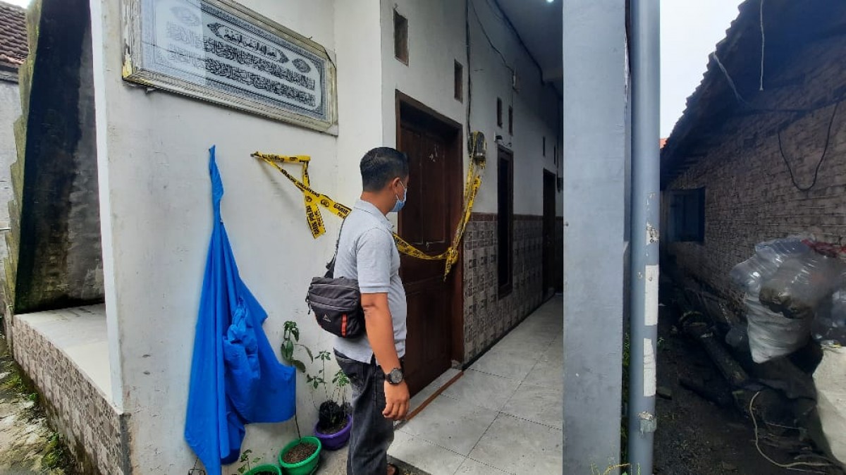 Lokasi dugaan pembunuhan di Sidoarjo ditutup garis polisi untuk penyelidikan. (foto: Achmad Supriyadi/jatimnow.com)