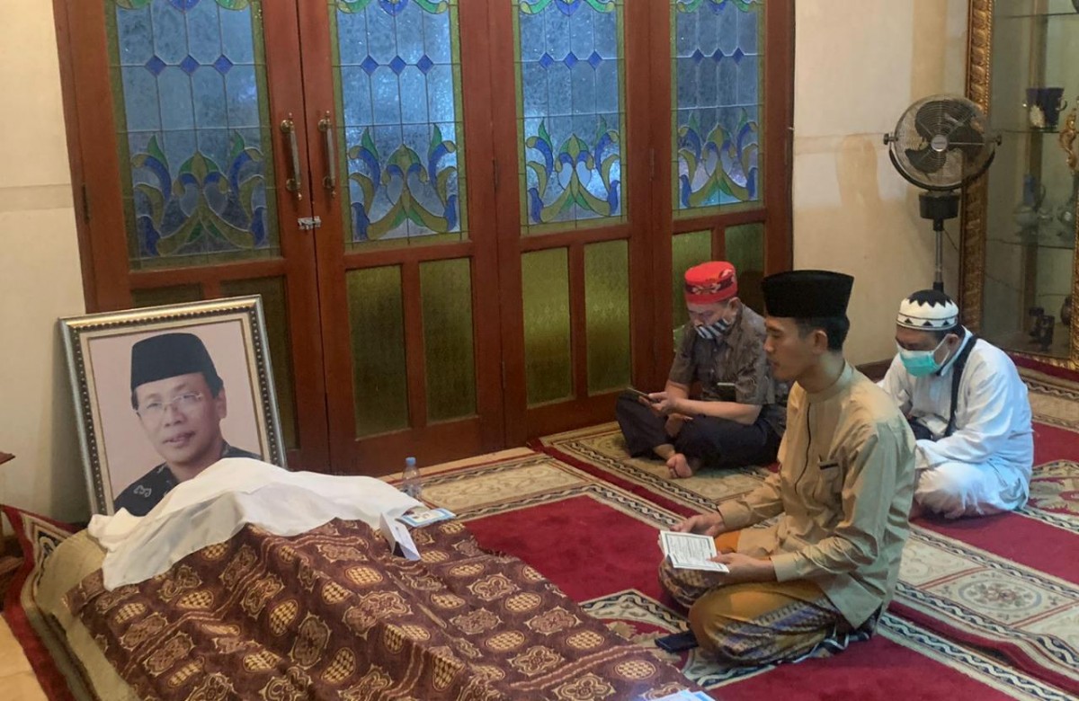 Asrorun Niam Sholeh saat takziah. (Foto: Asrorun for jatimnow.com)