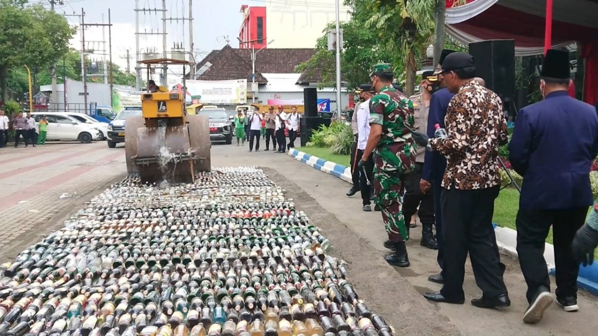 Polisi saat memusnahkan miras dan knalpot (Foto: Bramanta Pamungkas/jatimnow.com)