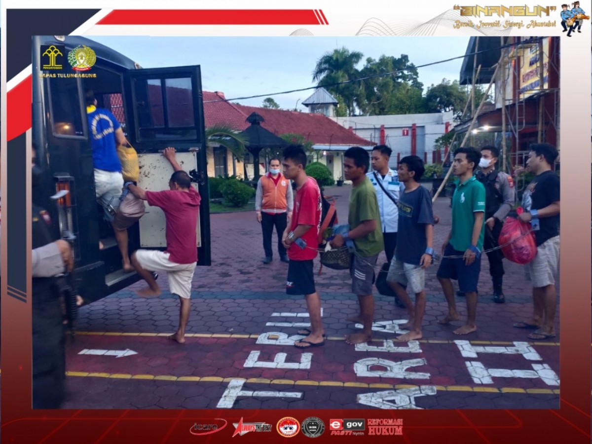 Narapidana di Lapas Tulungagung saat mengikuti proses pemindahan. (foto: Lapas Tulungagung for jatimnow.com)