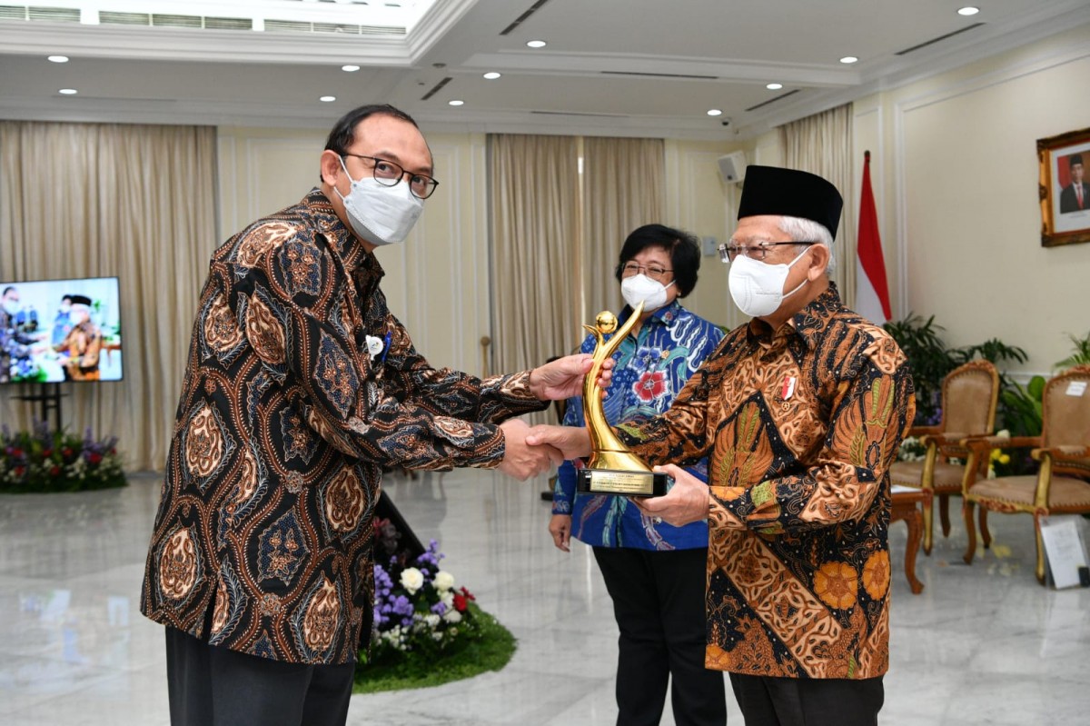 Direktur PHE WMO, Endro Hartanto saat menerima penghargaan Proper Emas dari Wapres Ma'ruf Amin di Istana Wapres, Kamis (28/12/2022). (foto: PHE WMO for jatimnow.com)