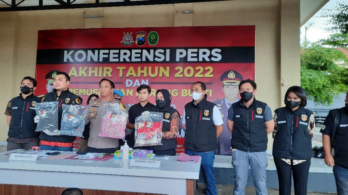 Kapolres Mojokerto, AKBP Apip Ginanjar menunjukkan sejumlah barang bukti pengeroyokan yang menyebabkan korban jiwa di Mojosari. (foto: Achmad Supriyadi/jatimnow.com)