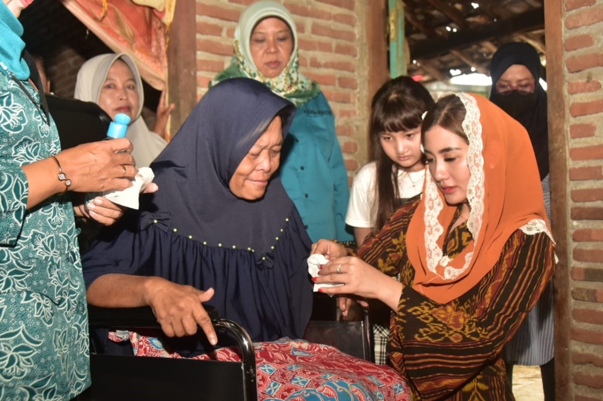 Ketua Tim Penggerak PKK Trenggalek, Novita Hardini saat memberikan bantuan untuk lansia dan difabel (Foto: Dok. Dinas Kominfo Trenggalek/jatimnow.com)