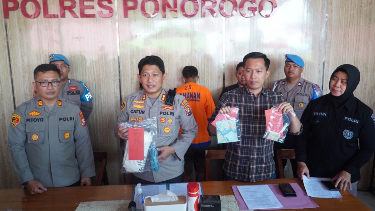 Pencuri gabah milik petani diamankan di Mapolres Ponorogo (Foto: Ahmad Fauzani/jatimnow.com)
