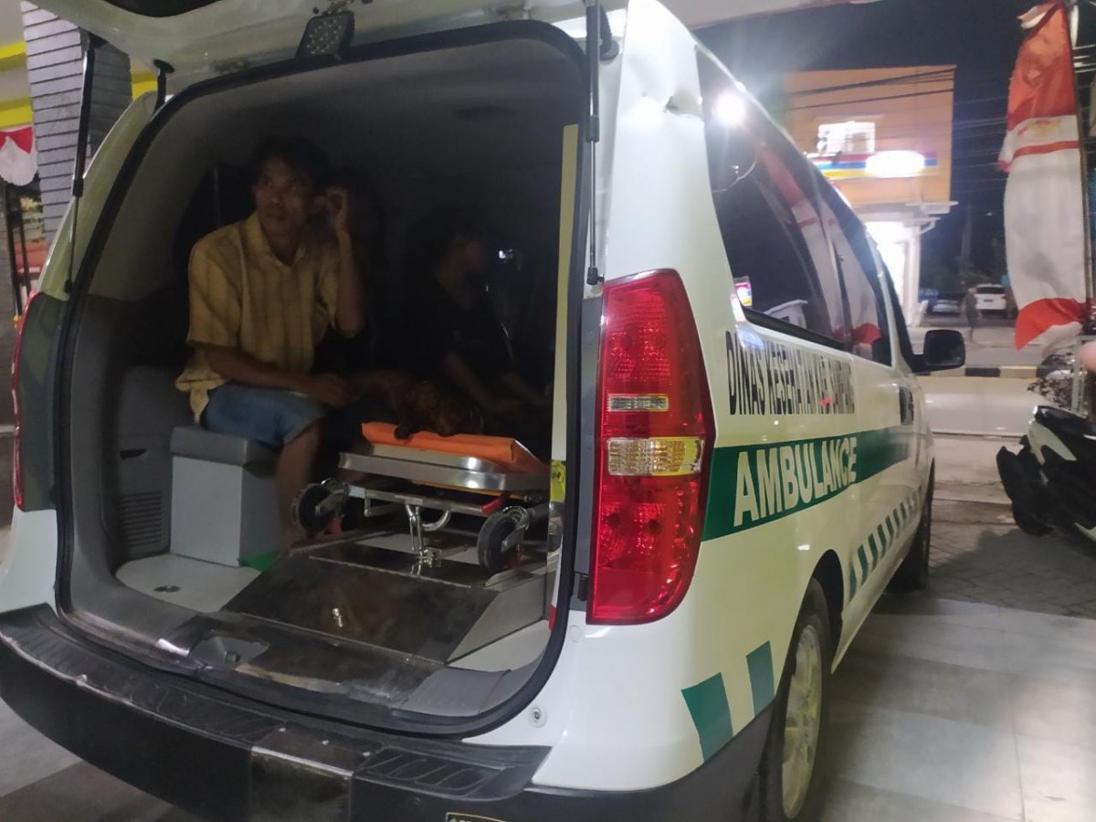 Korban diserahkan kepada keluarganya dibawa ke Probolinggo setelah selesai dilakukan visum di Puskesmas Kamoning. (Foto: Fathor Rahman/jatimnow.com)