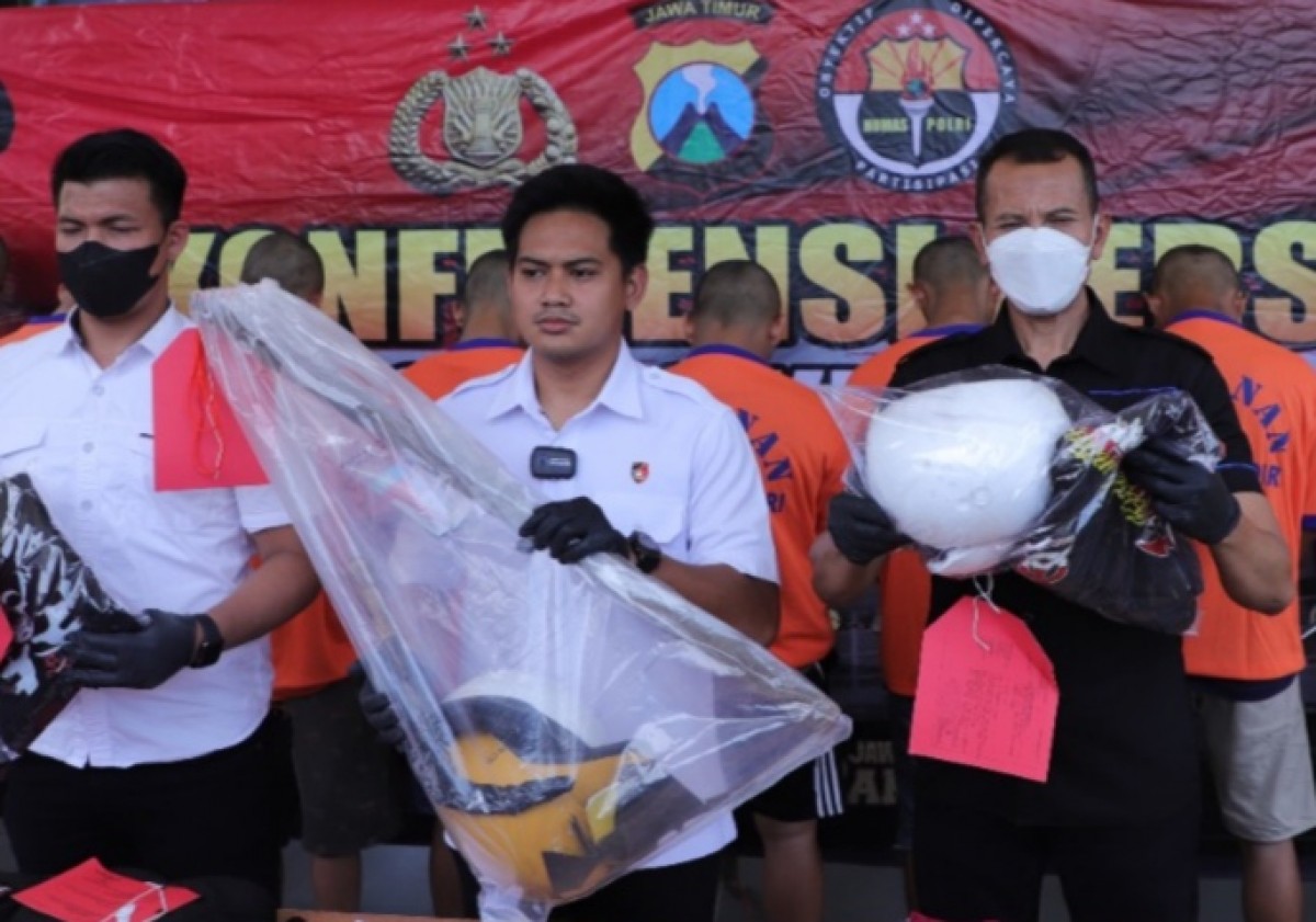 AKP Rizkika (tengah) menunjukkan barang bukti kasus oknum perguruan silat. (Foto: Humas Polres Kediri/jatimnow.com)