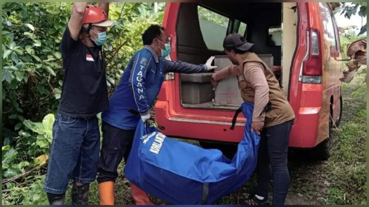 Evakuasi jenazah korban. (Foto: Basarnas for jatimnow.com)