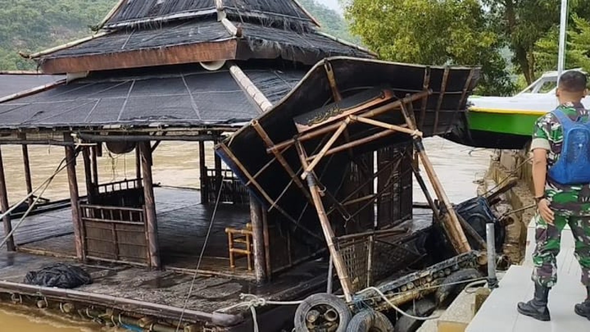 Kondisi Masjid Apung Pacitan yang rusak diterjang banjir (Foto: Doyok for jatimnow.com)