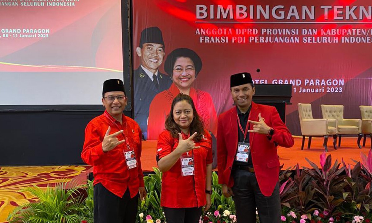 Wakil Ketia DPC PDI Perjuangan Surabya Agatha Retosari (tengah) saat mengikuti bimbingan teknis. (Agatha for jatimnow.com)