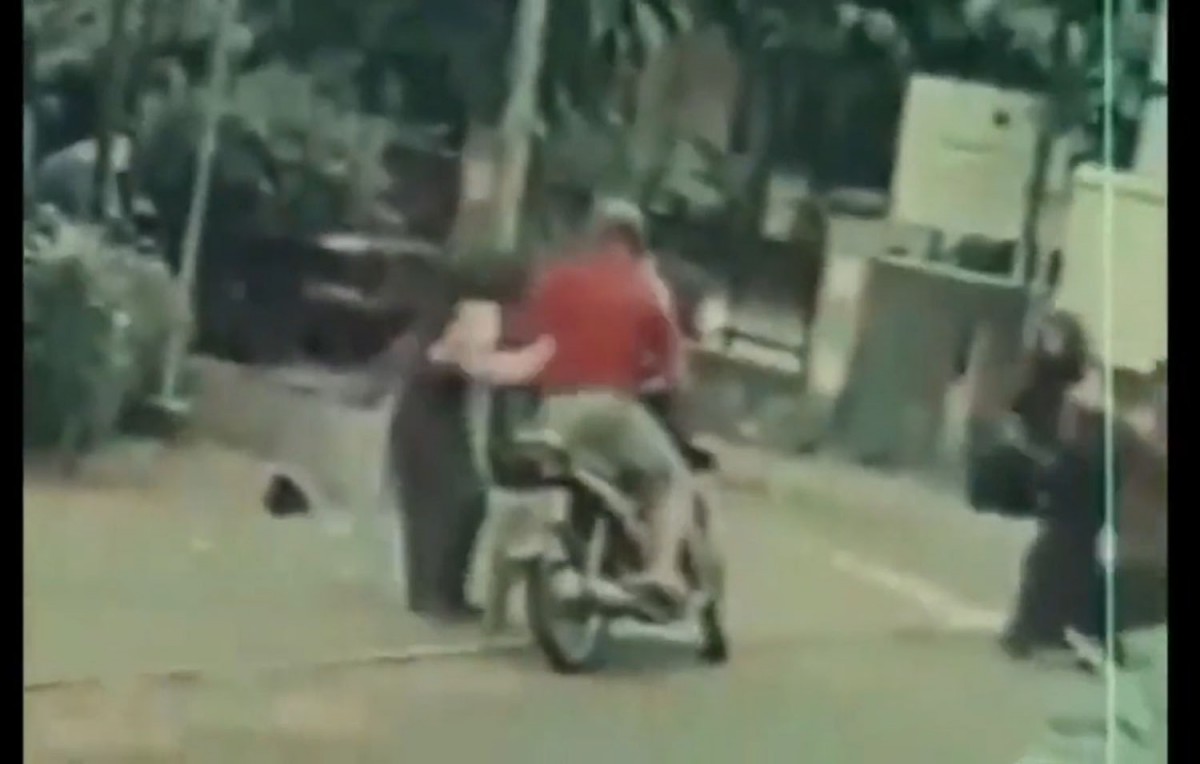 Aksi para bocah SD di Surabaya saat melawan jambret bertato hingga tumbang (Foto: Tangkapan layar video CCTV yang beredar)