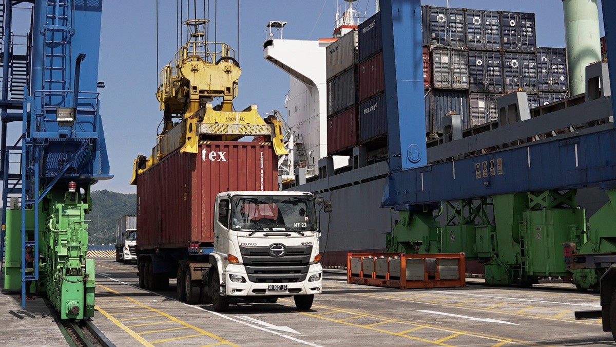 Arus peti kemas sepanjang tahun 2022 di sejumlah terminal tumbuh 1,08 persen, kendati melset dari target. (foto: SPTP for jatimnow.com)