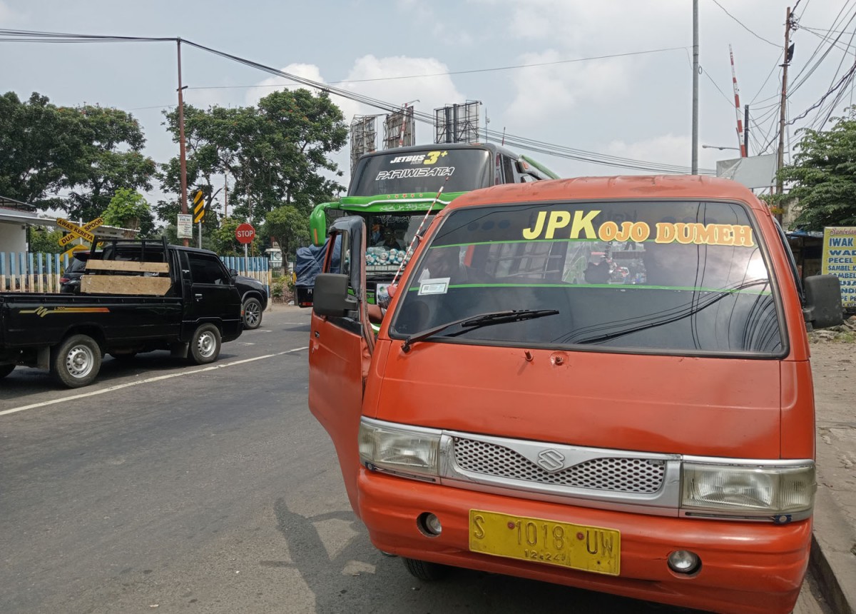 Angkot yang sedang mangkal di perempatan Stasiun Jombang (Foto: Elok Pribadi/jatimnow.com)