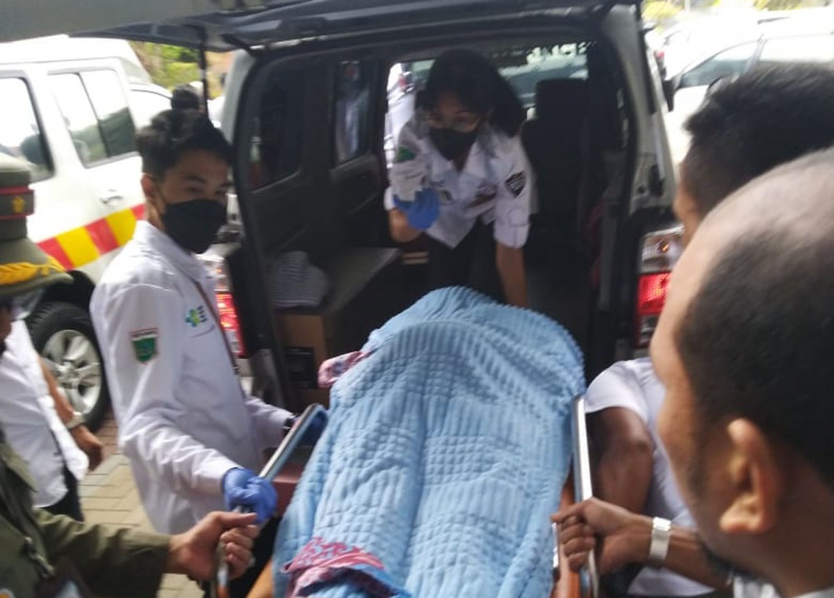 Evakuasi jenazah ASN dari Balai Kota Among Tani (Foto: Staf Diskoperindag Kota Batu for jatimnow.com)