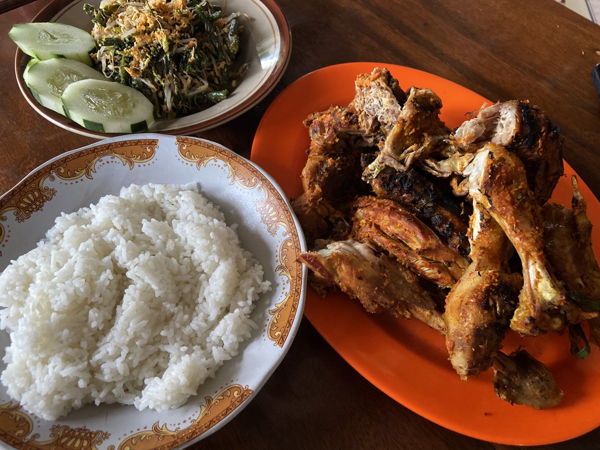 Ayam panggang dan urap-urap menjadi menu andalan kedai Mbak Roh di Kabupaten Kediri. (foto: Yanuar Deddy/jatimnow.com)