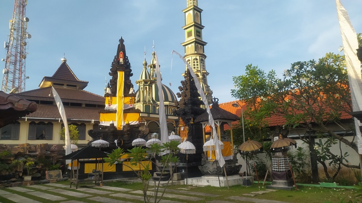 Potret tempat ibadah Hindu dan Islam di Desa Balum, Turi, Lamongan. (Foto: Adyad Ammy Iffansah/jatimnow.com)