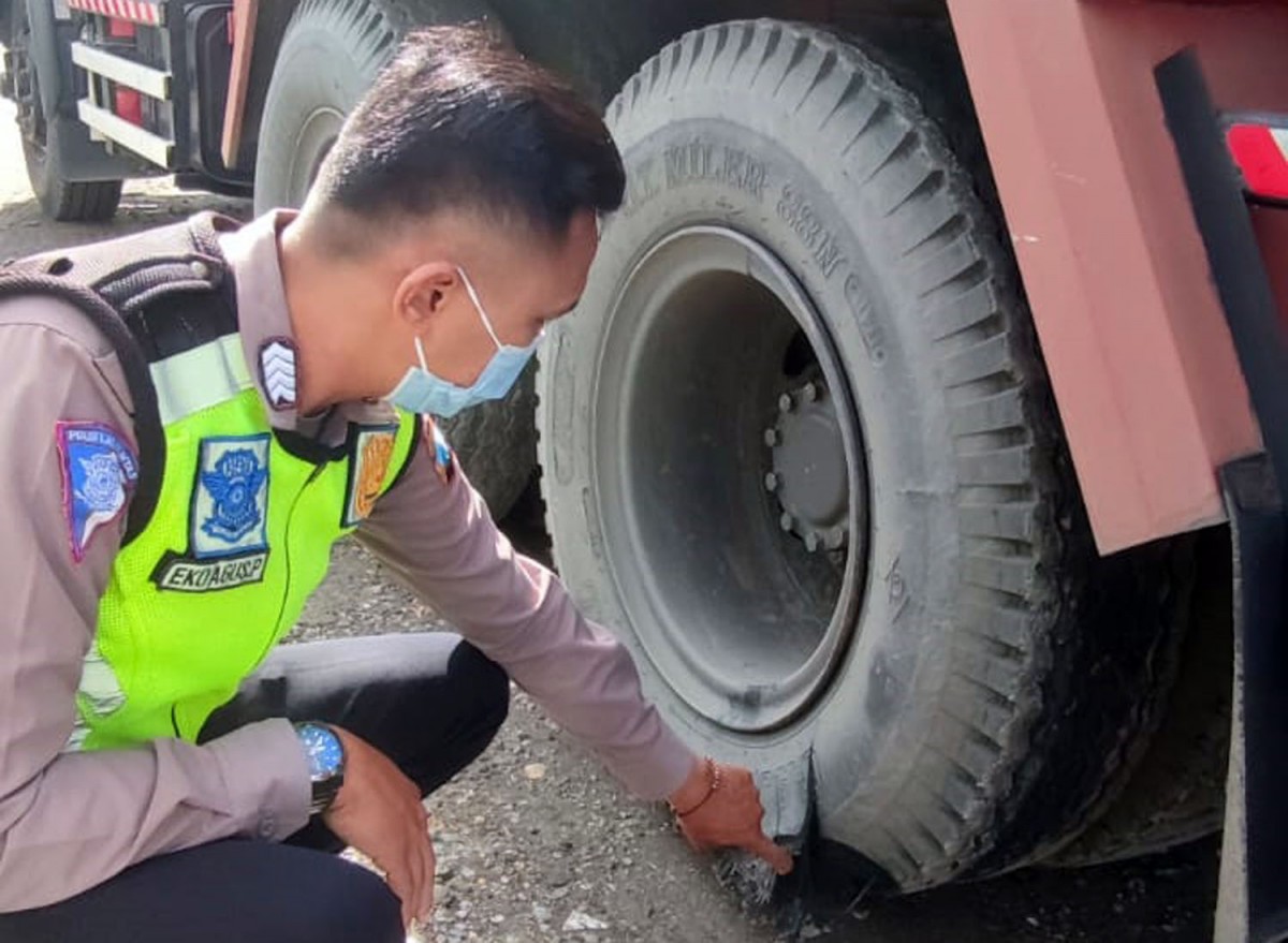 Bekas letusan ban truk yang celakai pemotor di Lamongan (Foto: Unit Gakkum Polres Lamongan for jatimnow.com)