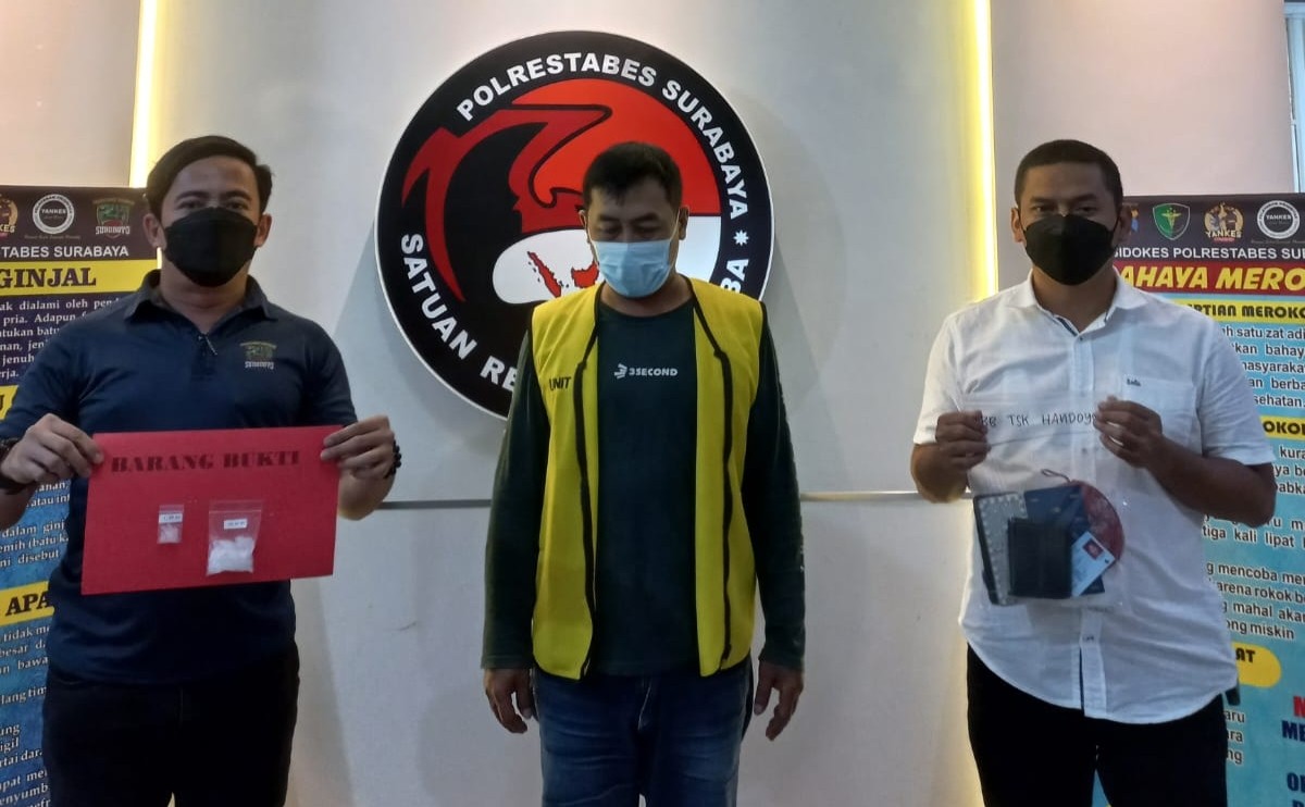Anggota Satnarkoba Polrestabes Surabaya menunjukkan sejumlah barang bukti yang diamankan dari bandar narkoba.(foto: Satnarkoba Polrestabes Surabaya for jatimnow.com)