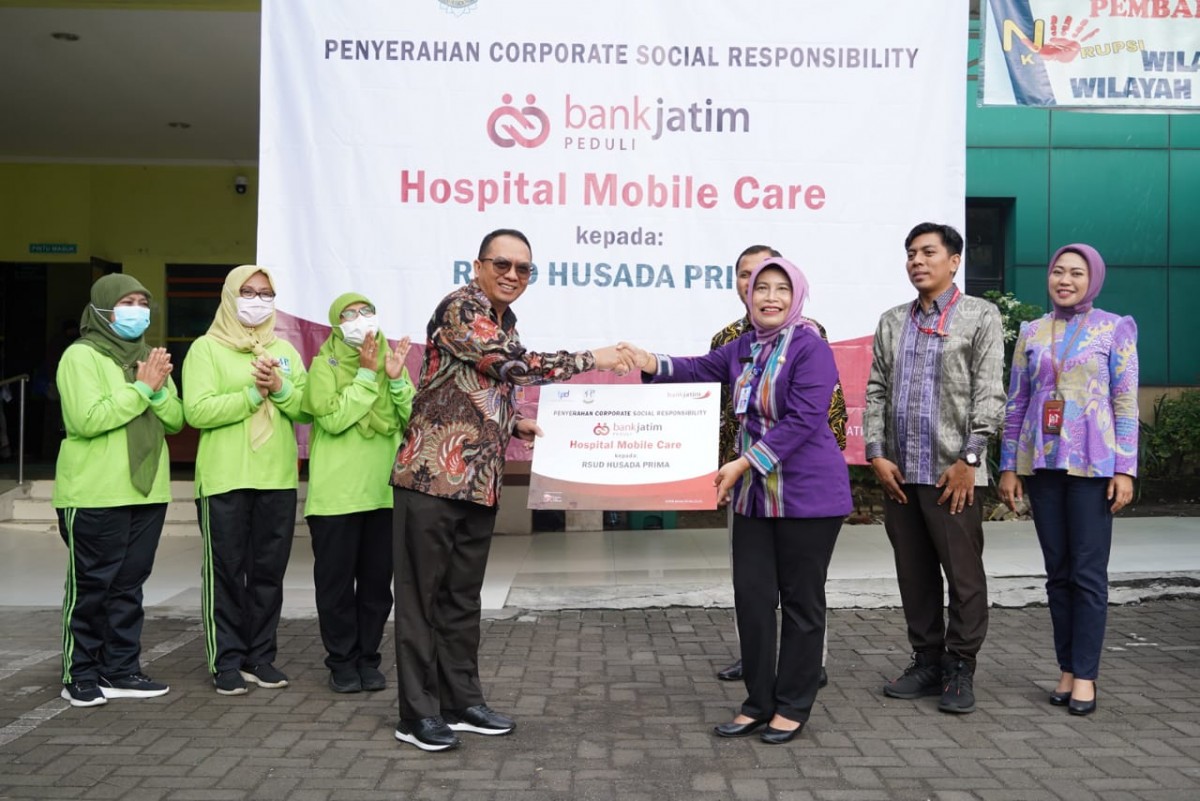 Direktur Keuangan, Treasury dan Global Services bankjatim, Edi Masrianto bankjatim menyerahkan satu unit mobil Hospital Care kepada RSUD Husada Prima Surabaya. (foto: bankjatim for jatimnow.com)