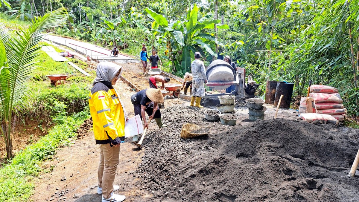 Pembangunan rabat beton jalan senilai Rp175 juta di Desa Penyarang, Kecamatan Sidareja, Kabupaten Cilacap, Jawa Tengah. (foto-foto: SIG for jatimnow.com)