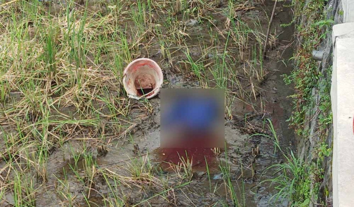 Jasad bayi yang terbungkus tas biru. (Foto: Zainul Fajar/jatimnow.com)