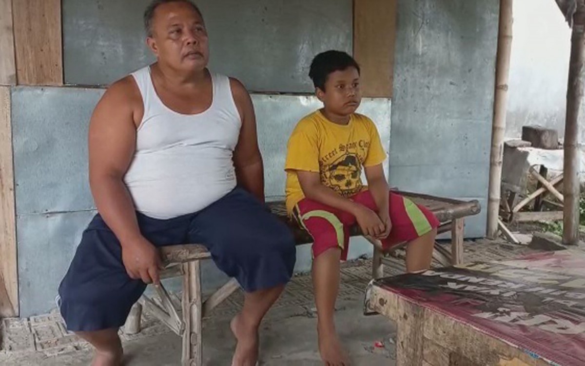 Rendi Nizar Afla (12) bersama ayahnya (Foto: Nor for jatimnow.com)