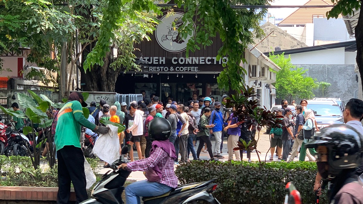 Pendukung Persebaya terlihat hadir dalam sidang perdana Tragedi Kanjuruhan di PN Surabaya, Senin (16/1/2023). (foto: Zain Ahmad/jatimnow.com)