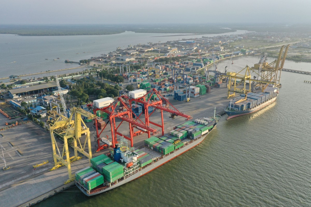 Aktivitas bongkar muat peti kemas (Foto: PT Pelindo Terminal Petikemas)