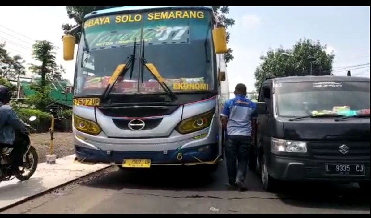 Viral Bus Sugeng Rahayu Lawan Arus Dipaksa Mundur Polisi di Kota Mojokerto