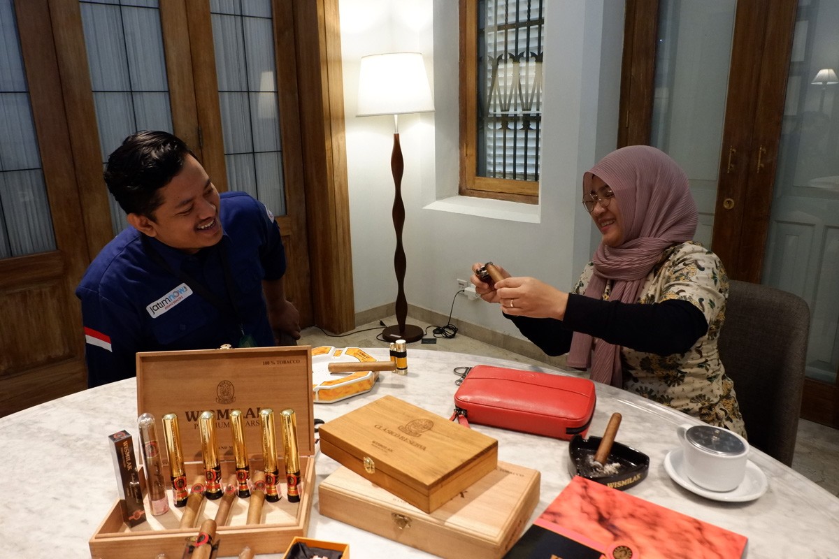 Modern Trade Marketing Wismilak, Nana Irawati menjelaskan cerutu buatan Wismilak kepada jatimnow.com. (foto: Fajar Muji/jatimnow.com)