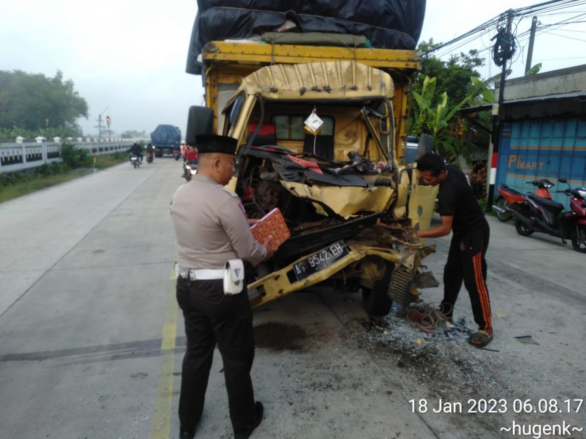 Kondisi truk colt diesel yang ringsek dasbornya usai menabrak truk gandeng, di Jombang, Rabu (18/1/2023). (foto: Satlantas Polres Jombang for jatimnow.com)