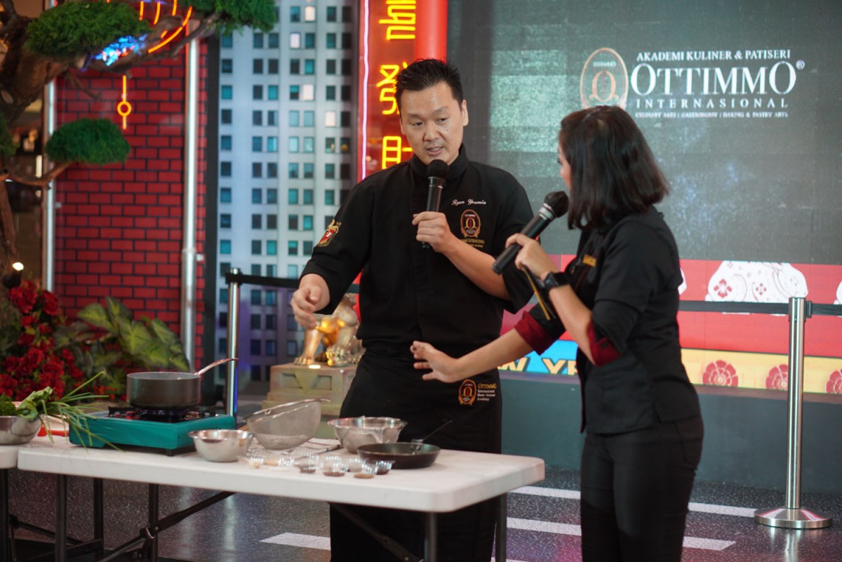 Chef Ryan Yeremia saat membuat menu Dandan Mie (Foto: Ottimo for jatimnow.com)