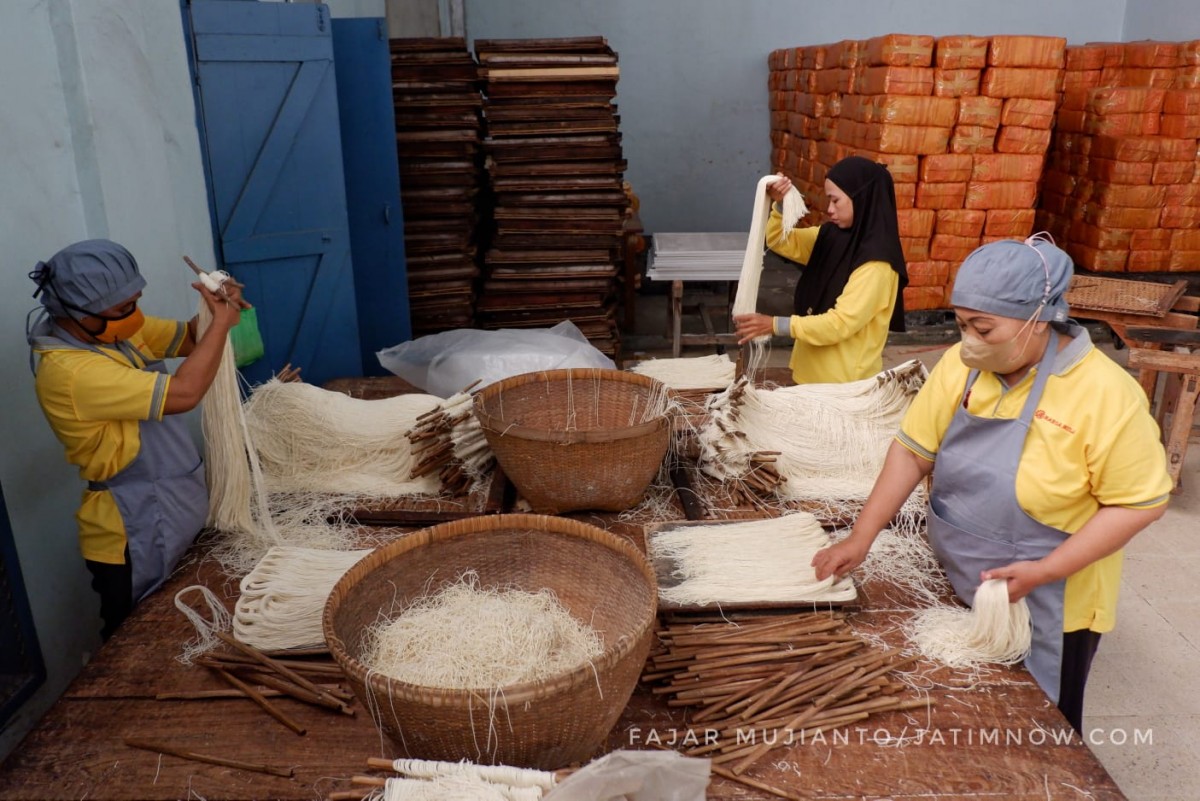 Proses pembuatan misoa di CV Marga Mulya yang terletak di Jalan Pesapen Selatan, Surabaya. (foto-foto: Fajar Mujianto/jatimnow.com)