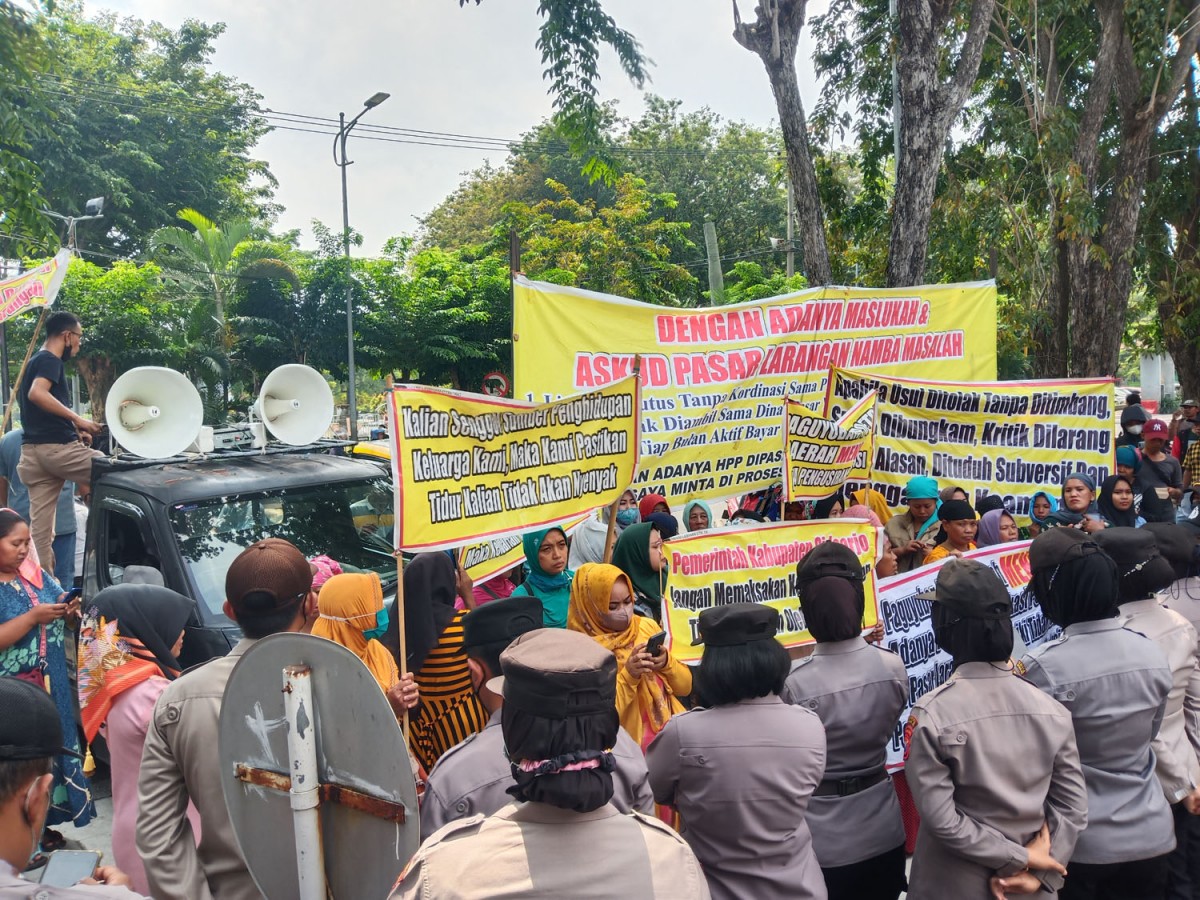 Demo pedagang Pasar Larangan di depan Gedung DPRD Sidoarjo (Foto-foto: Zainul Fajar/jatimnow.com)