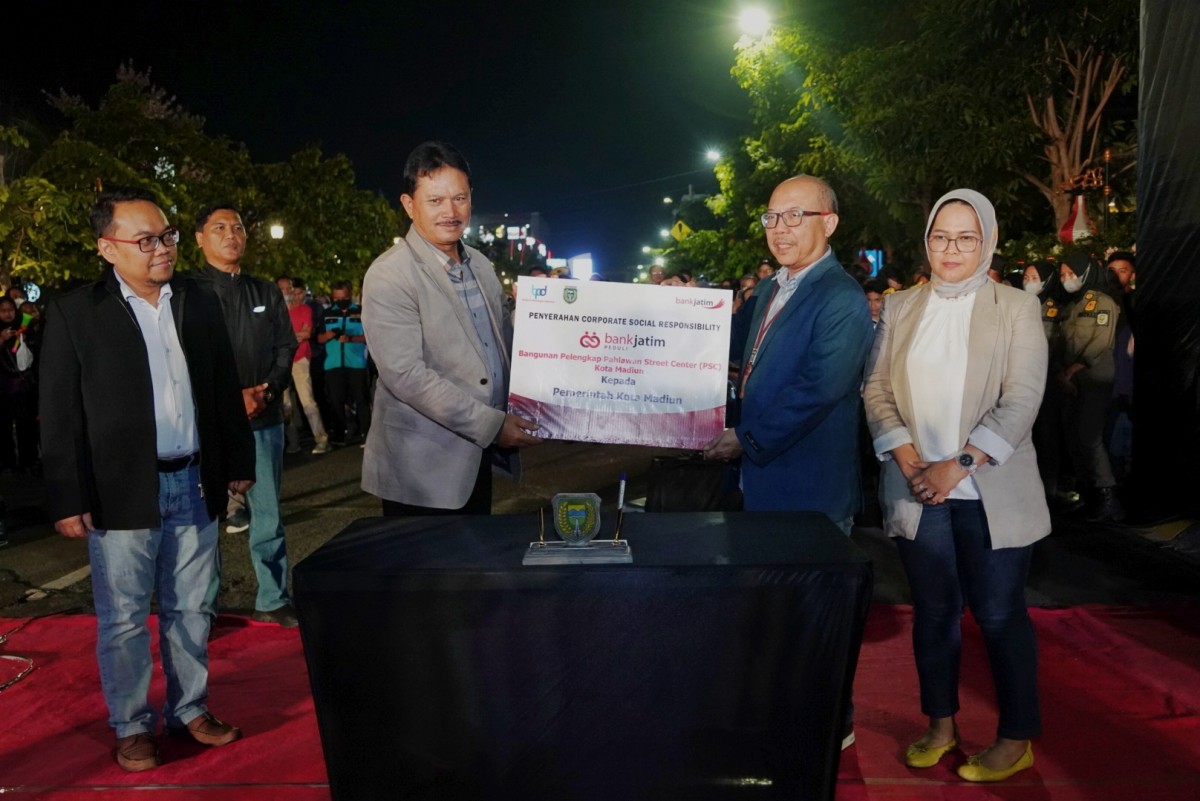 Direktur Mikro, Ritel dan Menengah bankjatim Arief Wicaksono saat menyerahkan CSR kepada Wali Kota Madiun H Maidi (foto: bankjatim for jatimnow.com)