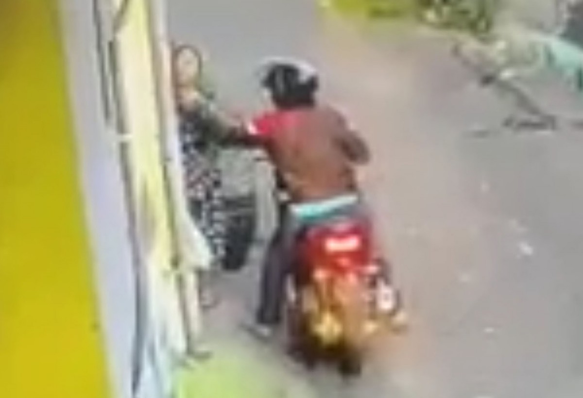 Emak-emak berdaster jadi korban perampasan (Foto: Tangkapan layar video CCTV)