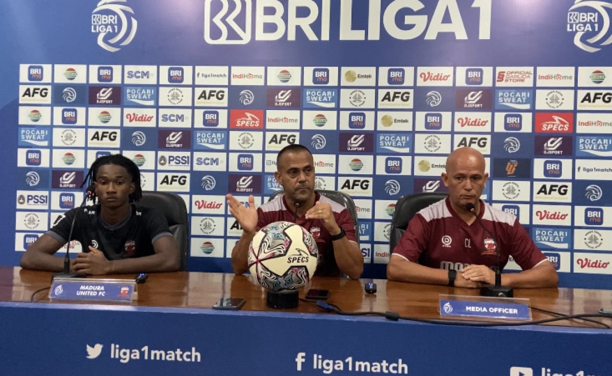 Fabio Lefundes (tengah) dalam sesi pre-match conference di Stadion Brawijaya. (foto : Yanuar Dedy/jatimnow.com)