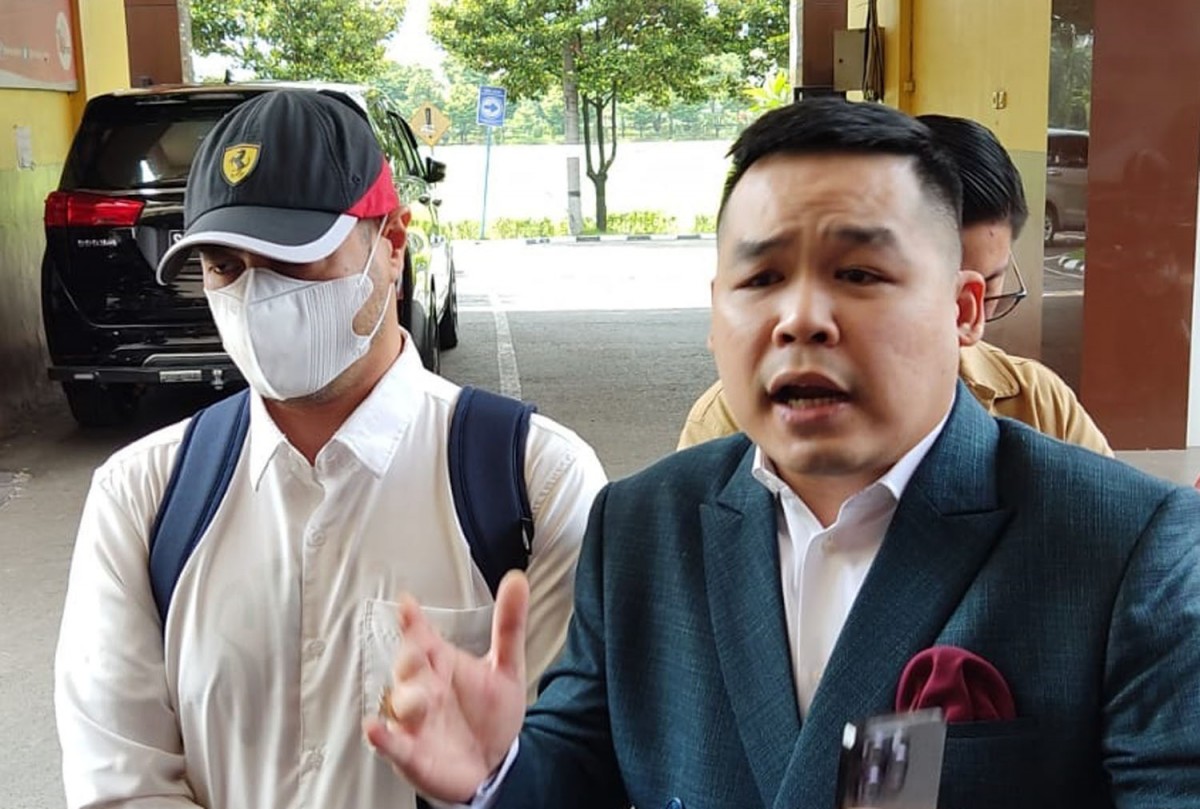 Ferry Irawan (kiri) saat tiba di Mapolda Jatim didampingi kuasa hukumnya (Foto: Riz for jatimnow.com)