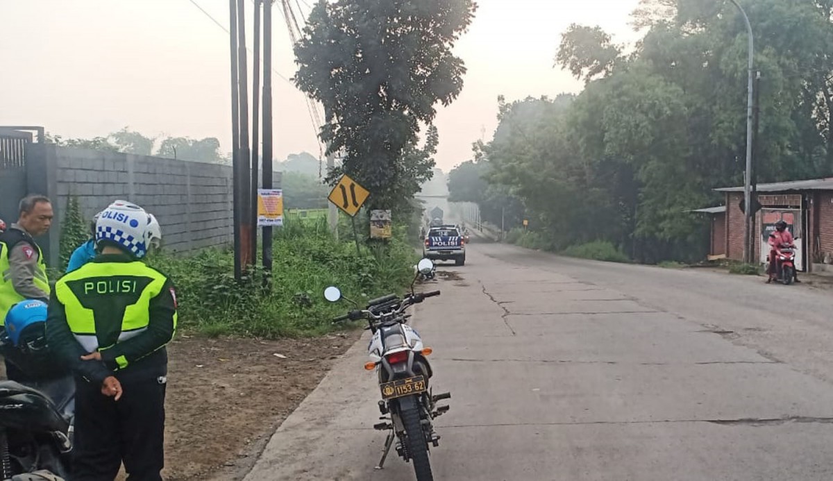 Polisi saat melakukan olah tempat kejadian perkara kecelakaan (Foto: Satlantas Polres Mojokerto for jatimnow.com)