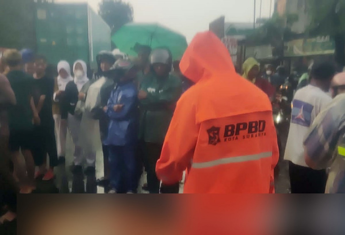 Gadis di Surabaya tewas dalam kecelakaan lalu lintas (Foto: Info Kedaruratan 112 Surabaya)