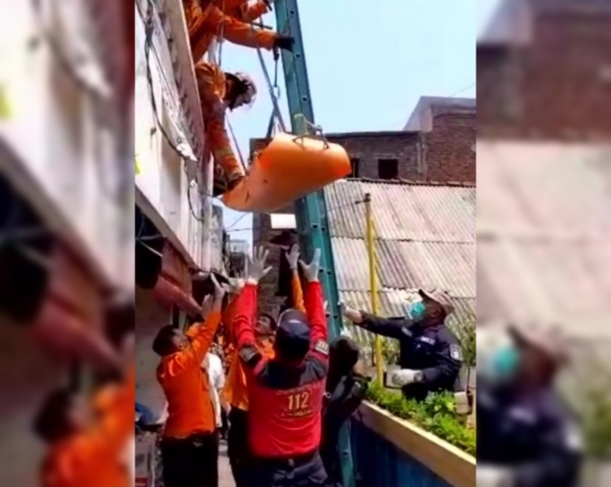 Proses evakuasi jenazah menggunakan vertikal rescue (Foto: BPBD Surabaya for jatimnow.com)
