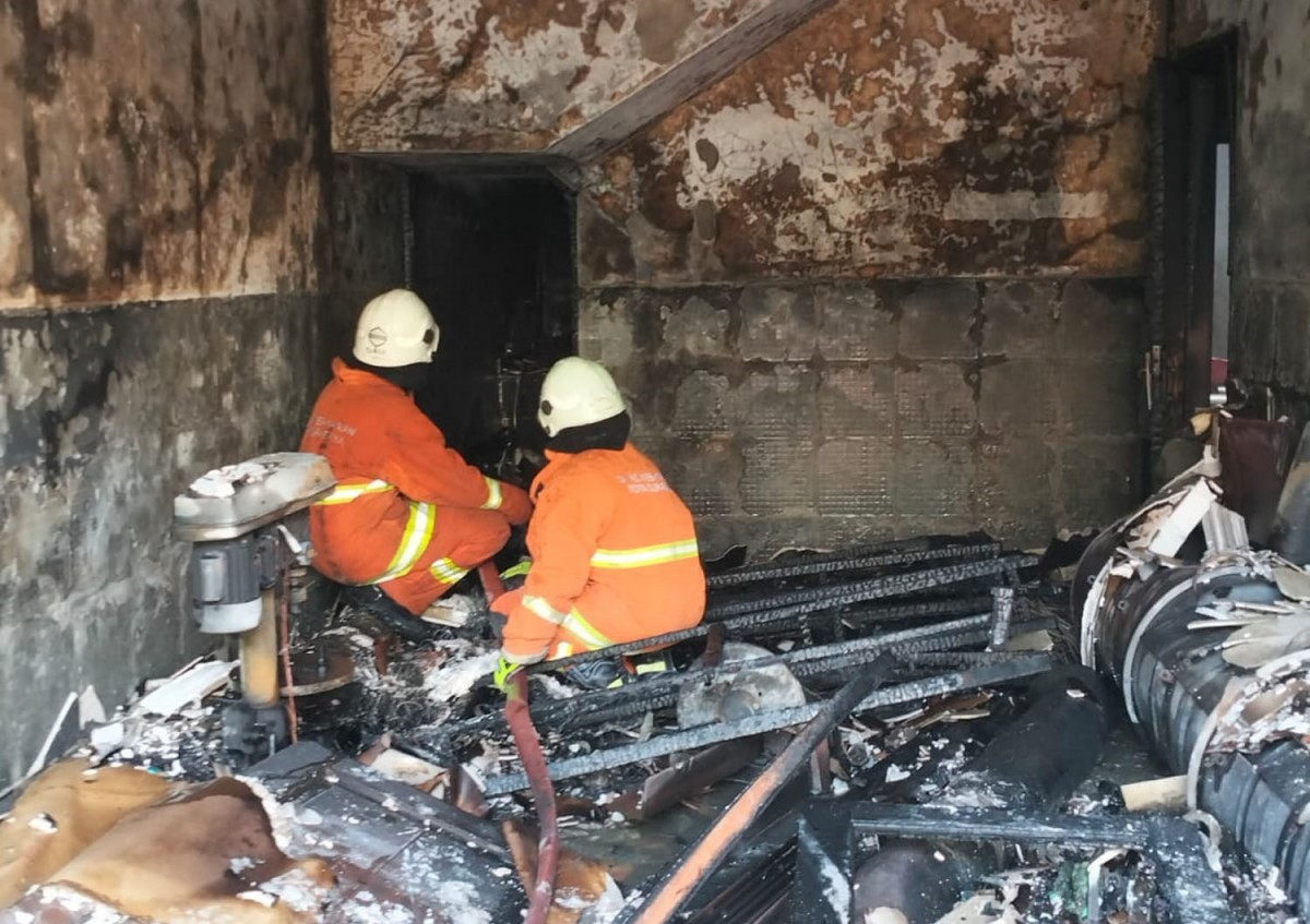 Kebakaran gudang kontraktor di Surabaya (Foto: Info Kedaruratan 112 Surabaya)