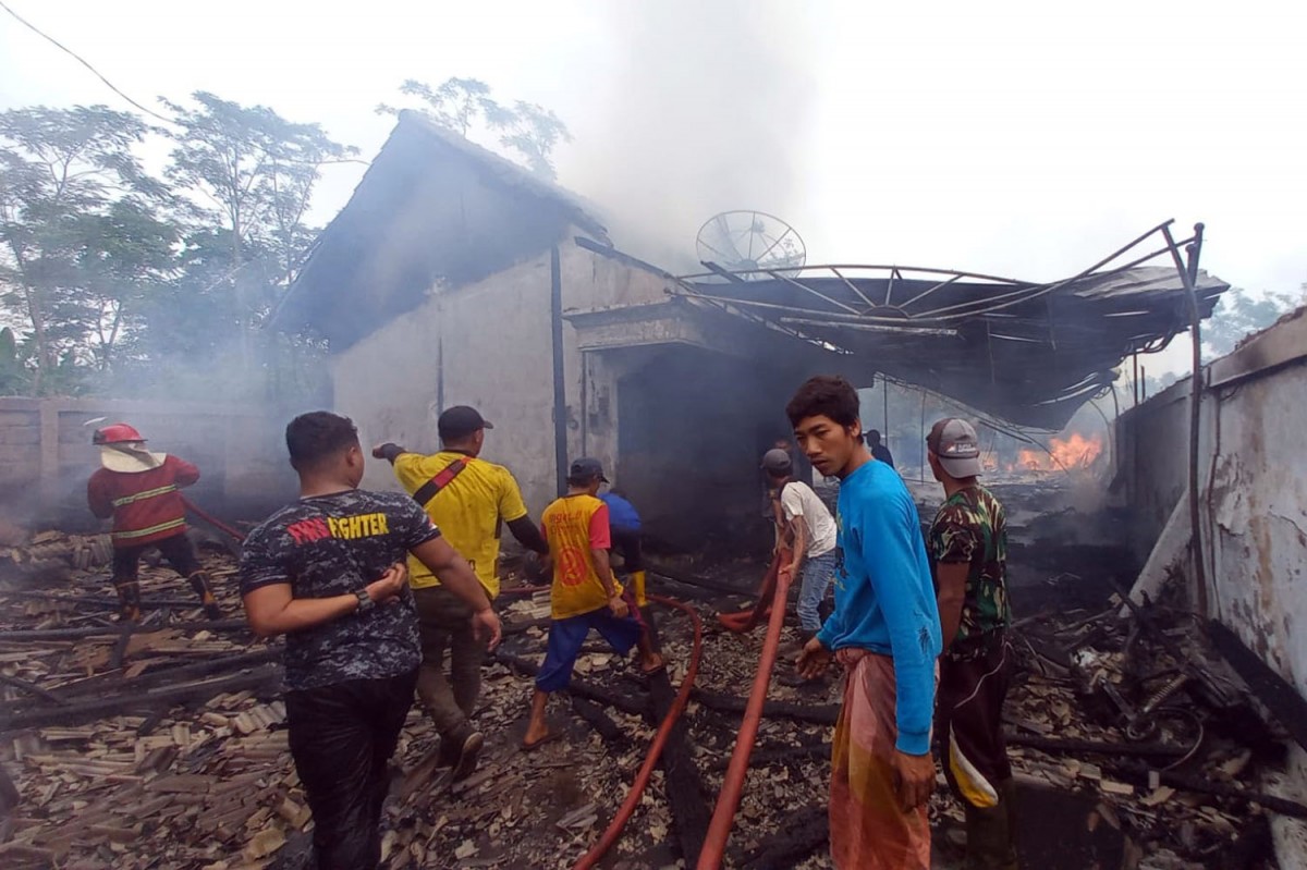 Gudang produksi mebel di Kota Pasuruan terbakar (Foto: BPBD Kota Pasuruan)