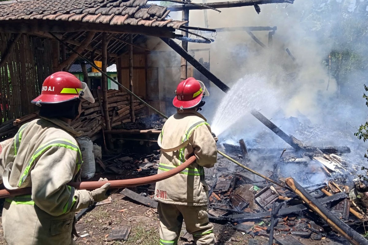Petugas Damkar BPBD Kabupaten Jombang saat berupaya memadamkan api (Foto: Elok Pribadi/jatimnow.com)